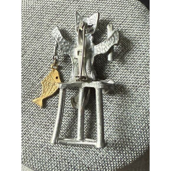Cat Fish Fishing Brooch Silvertone Scarf Lapel Pin Whimsy Cottagecore - Picture 4 of 4
